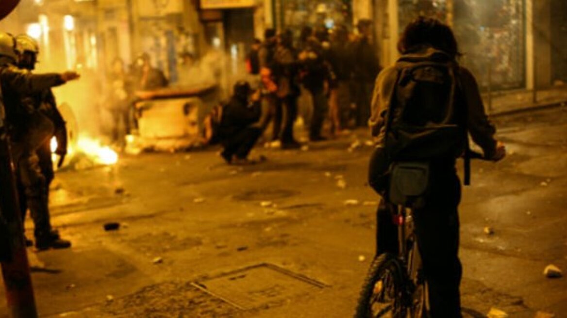 Επτά συλλήψεις μετά τα επεισόδια στα Εξάρχεια