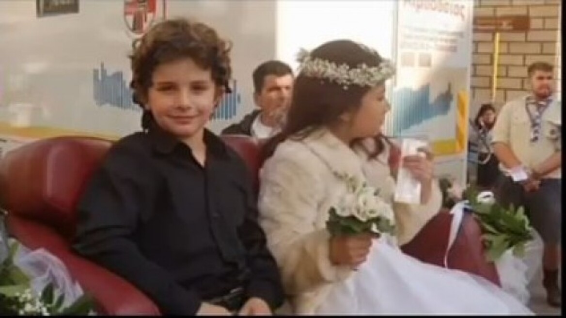 Ηράκλειο: Μικροπαντρεύτηκαν... σε άμαξα στην «καρδιά» της πόλης!