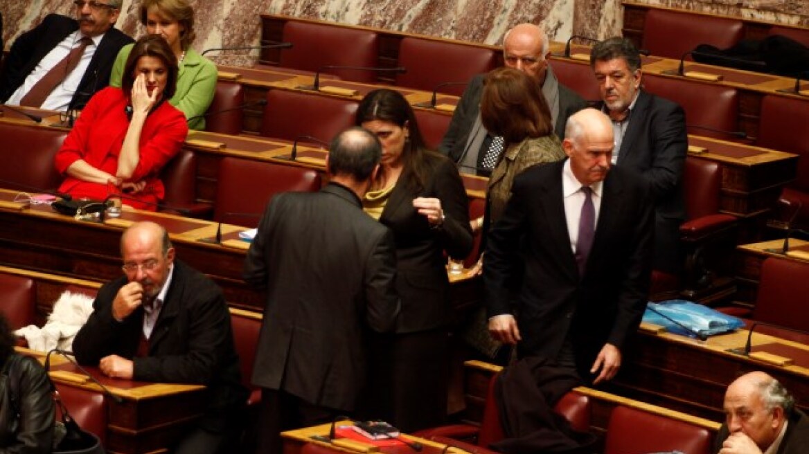 Έκτακτη εμφάνιση στη Βουλή από τον... Γιώργο Παπανδρέου!