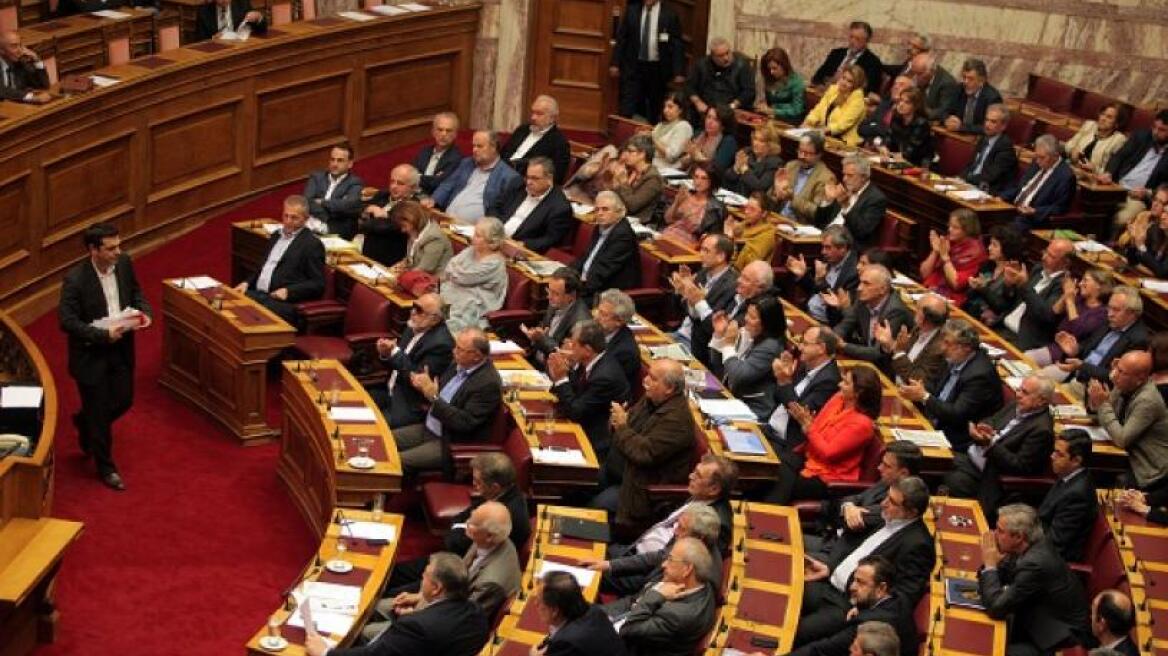 Σφοδρή αντιπαράθεση κυβέρνησης-ΣΥΡΙΖΑ για το «λεφτά υπάρχουν»