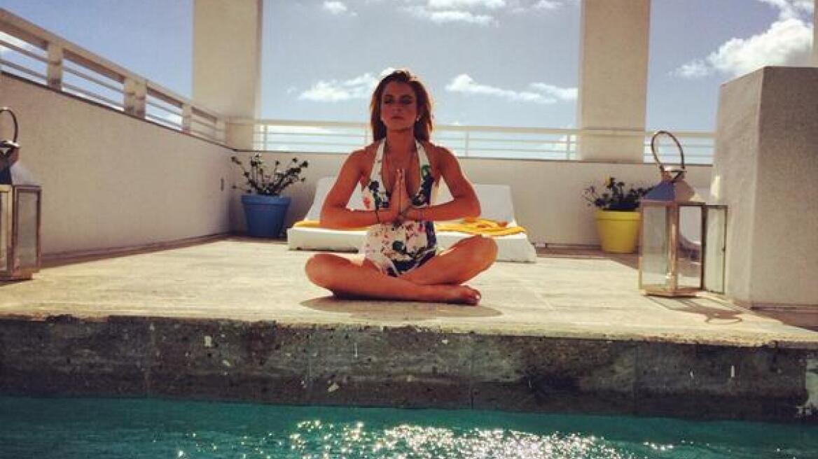 Η Lindsay Lohan κάνει γιόγκα δίπλα στην... πισίνα