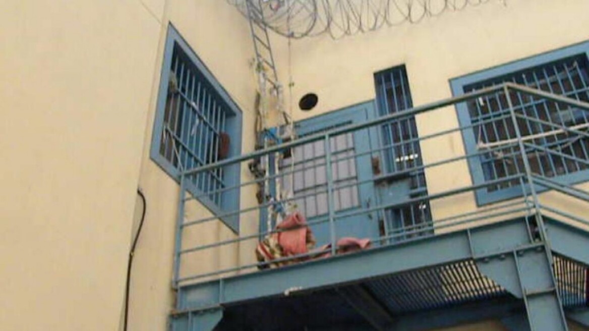 Τρίκαλα: Έπιασαν βαρυποινίτη με κινητό στις φυλακές