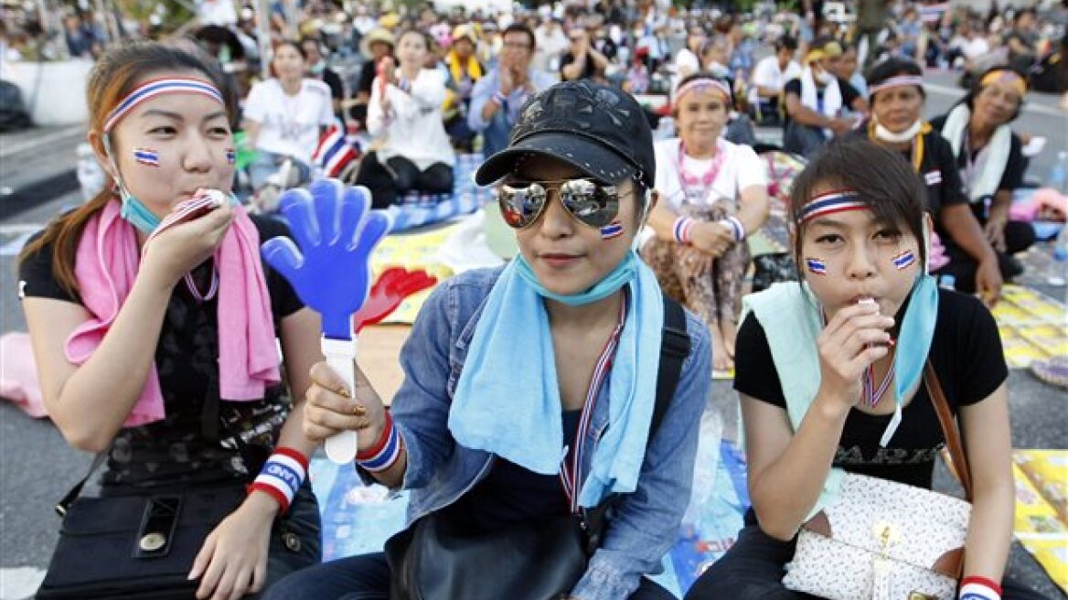 Ταϊλάνδη: Ανυποχώρητοι οι διαδηλωτές, παρά τη δέσμευση για πρόωρες εκλογές