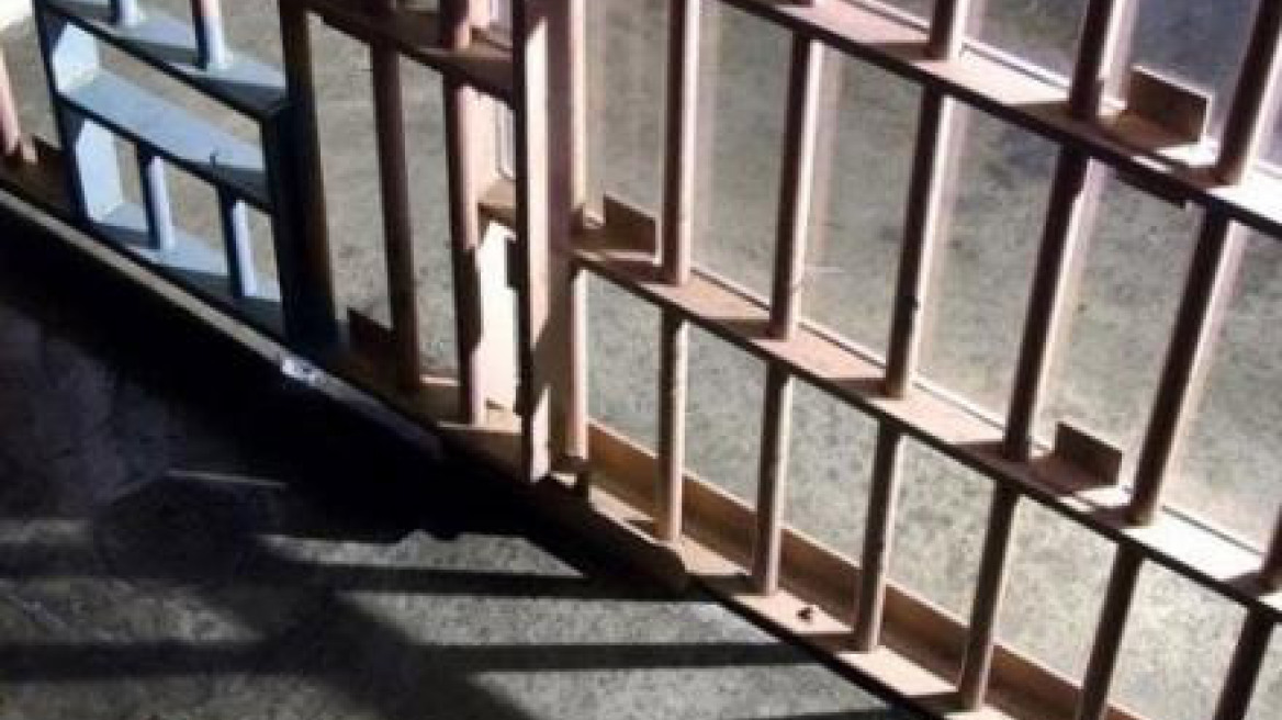 Ο Σύρος κρατούμενος ήθελε κινητό