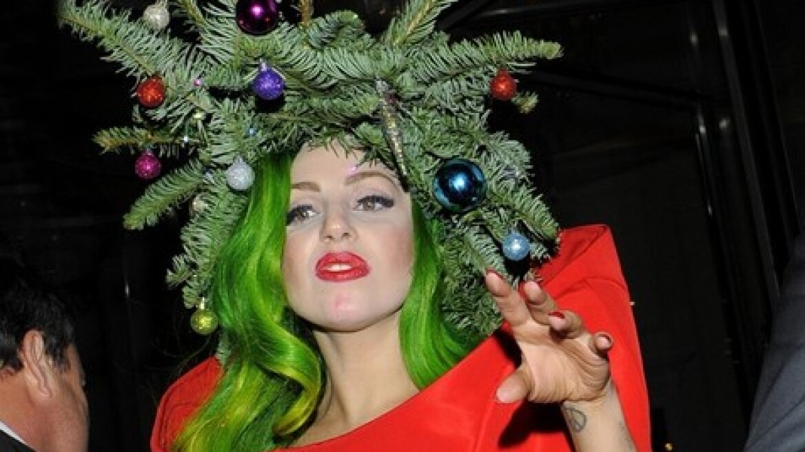 Lady Gaga: Ντύθηκε χριστουγεννιάτικο δέντρο