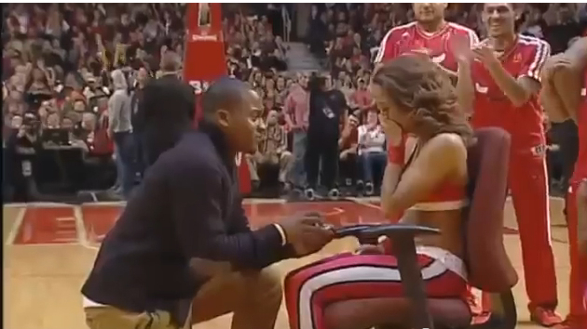 Βίντεο: Η πιο αναπάντεχη πρόταση γάμου... μέσα στο ΝΒΑ