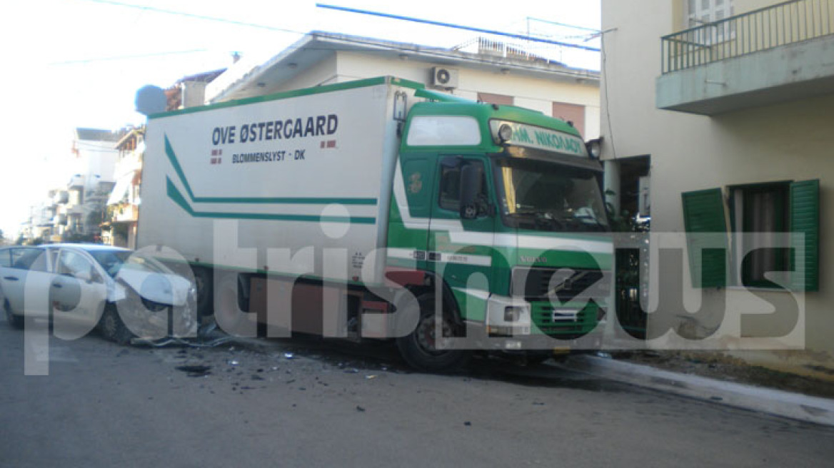 Αμαλιάδα: Νταλίκα καρφώθηκε σε... σπίτι