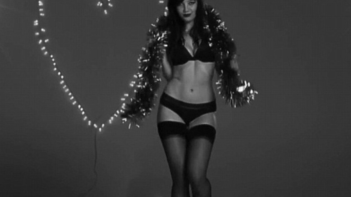 Daisy Lowe: Επέστρεψε με ένα «καυτό» εορταστικό βίντεο 