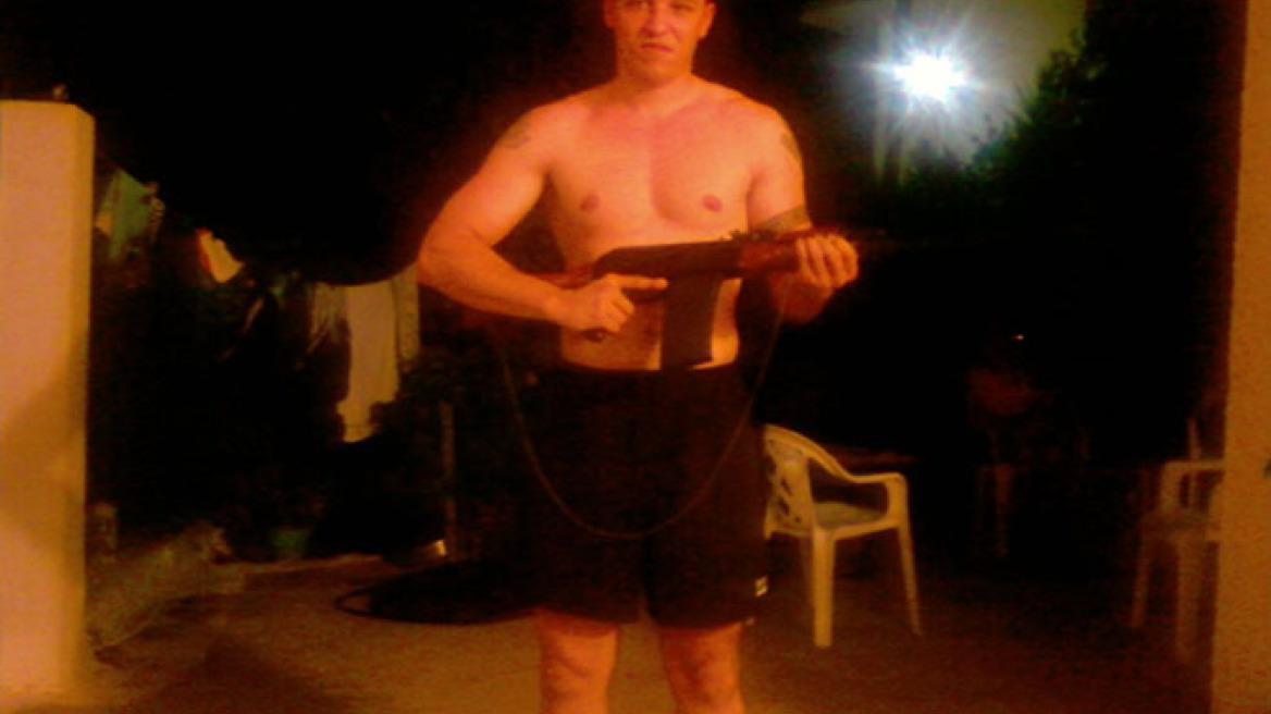 Φωτογραφίες του Κασιδιάρη να χαιρετά ναζιστικά και να κρατά όπλο