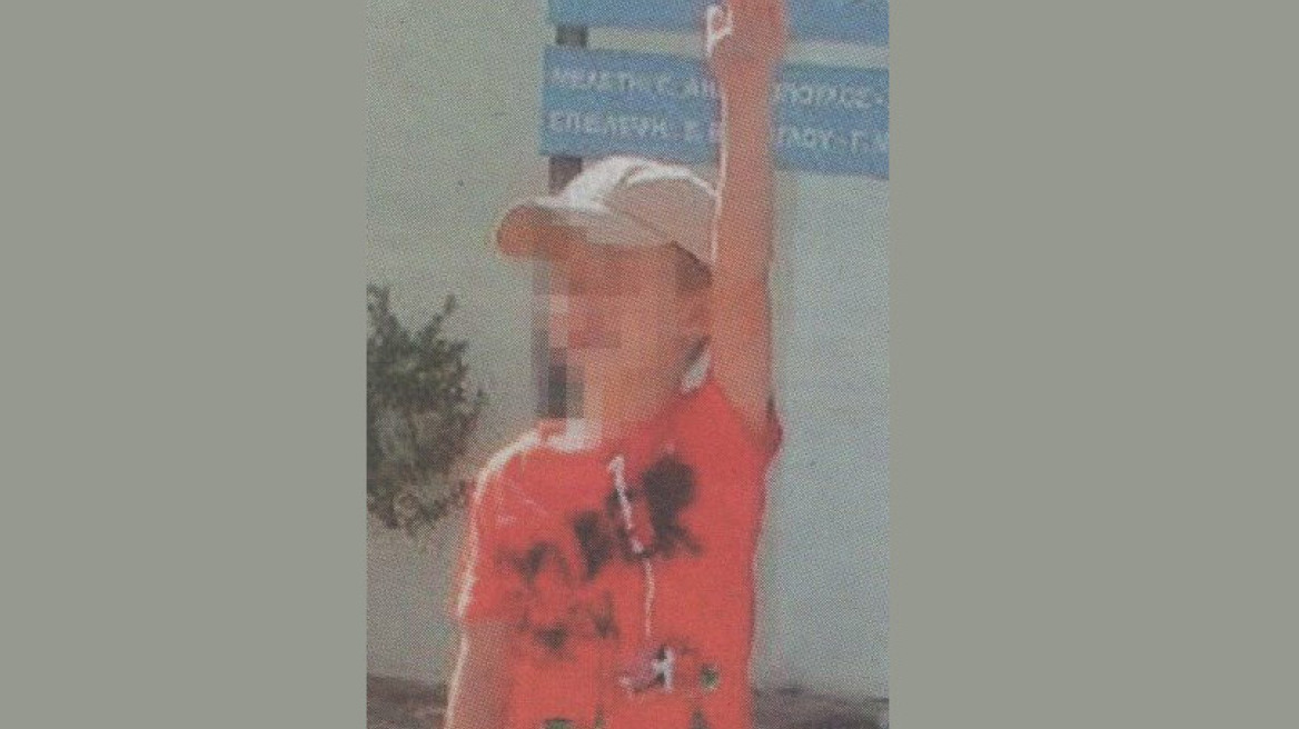 Σοκ: Ανήλικο αγόρι χαιρετάει ναζιστικά 