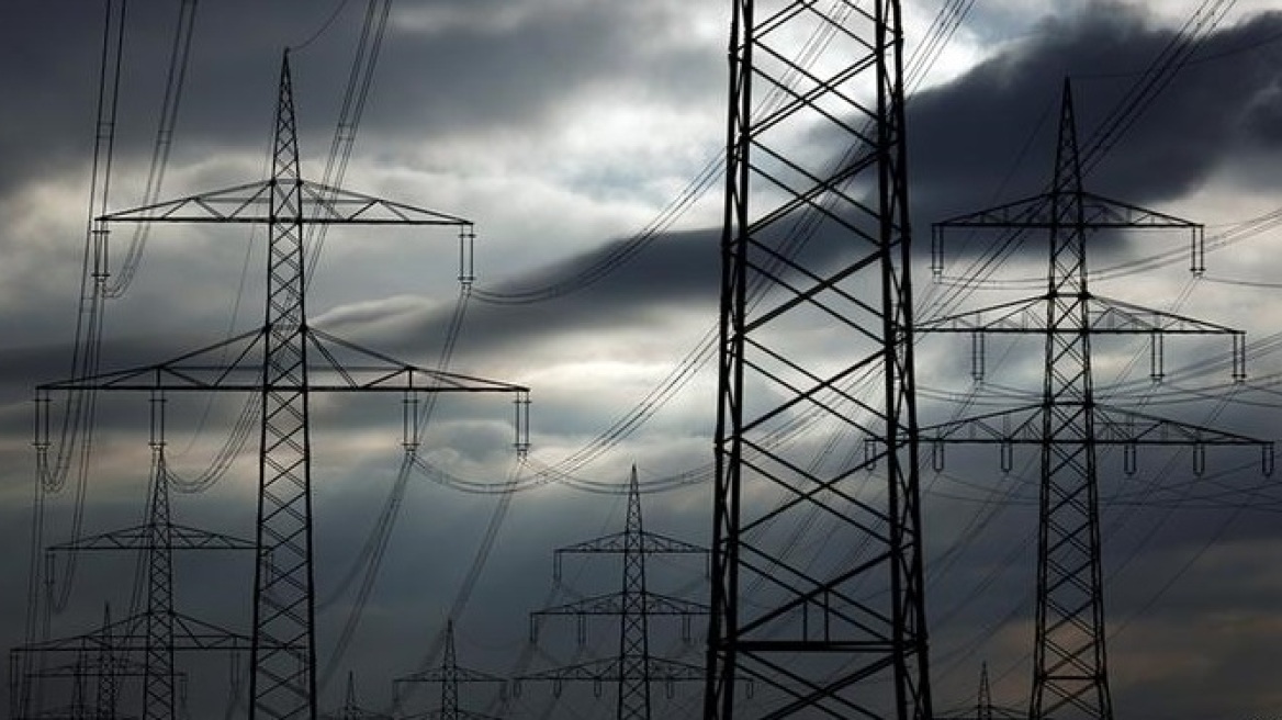 Handelsblatt: «Οι Ελληνες κάθονται στα σκοτεινά και κρυώνουν»