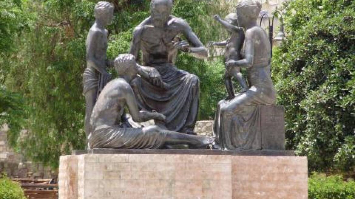 «Κυνηγοί» χαλκού ακρωτηρίασαν το άγαλμα του Ιπποκράτη στην Κω