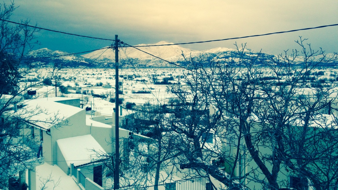 Στα λευκά «ντύθηκε» και σήμερα η Κρήτη 