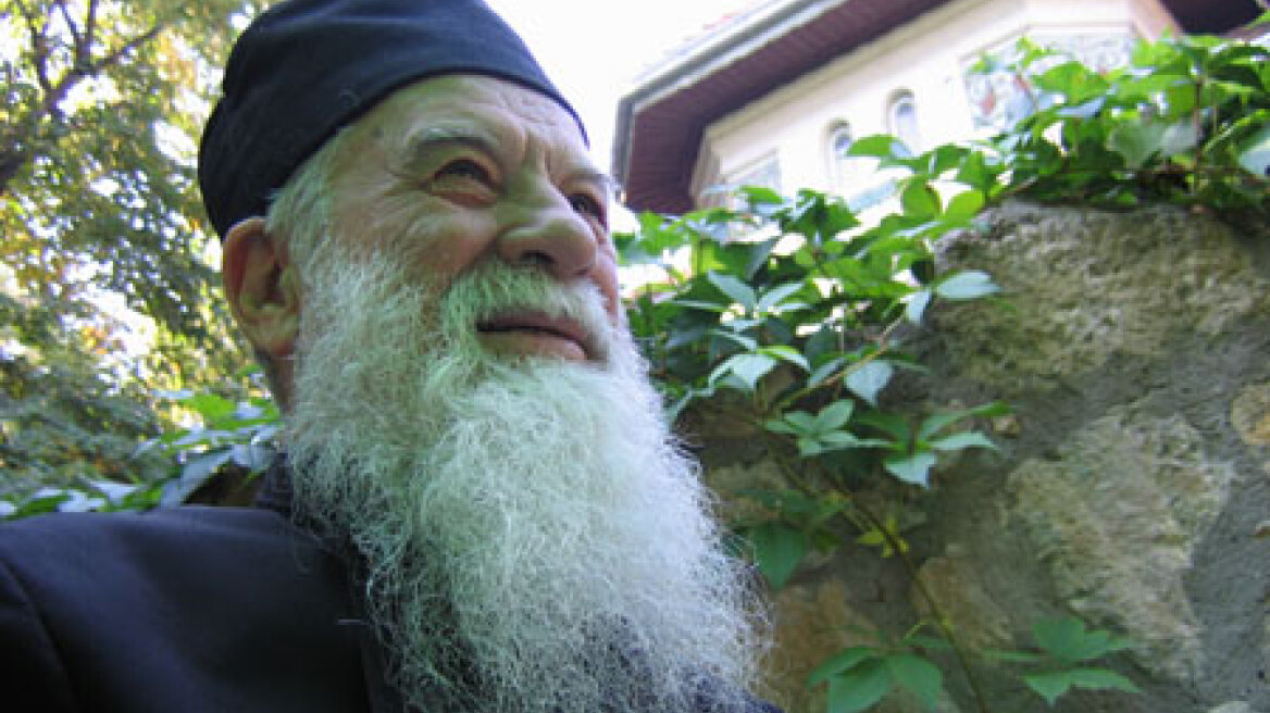 Βίντεο: Άθικτη βρέθηκε η σορός Ρουμάνου κληρικού που είχε ταφεί το 2007!