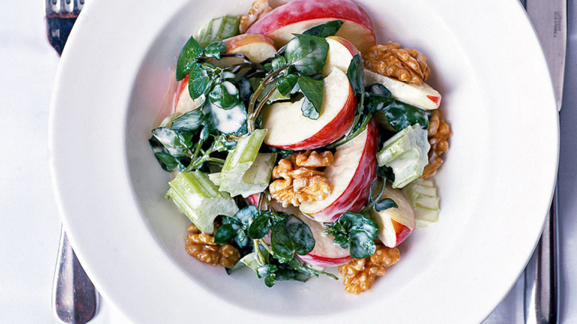 Σαλάτα Waldorf με μήλο, σέλερι και καρύδια