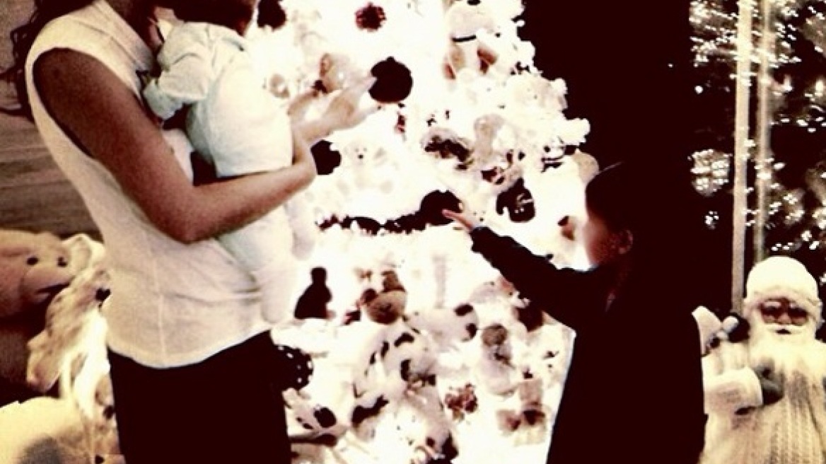 Σίσσυ Χρηστίδου: Στολίζει το δέντρο με τους γιους της!