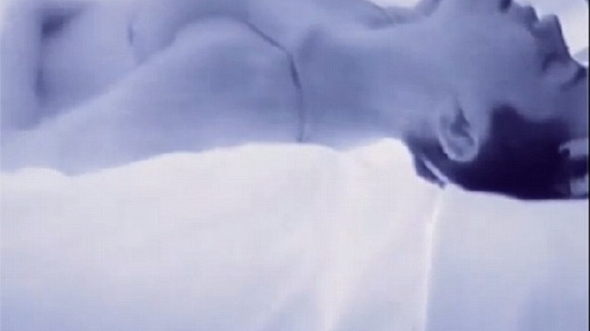 Η Miley Cyrus... χαϊδεύεται στο νέο της βίντεο κλιπ