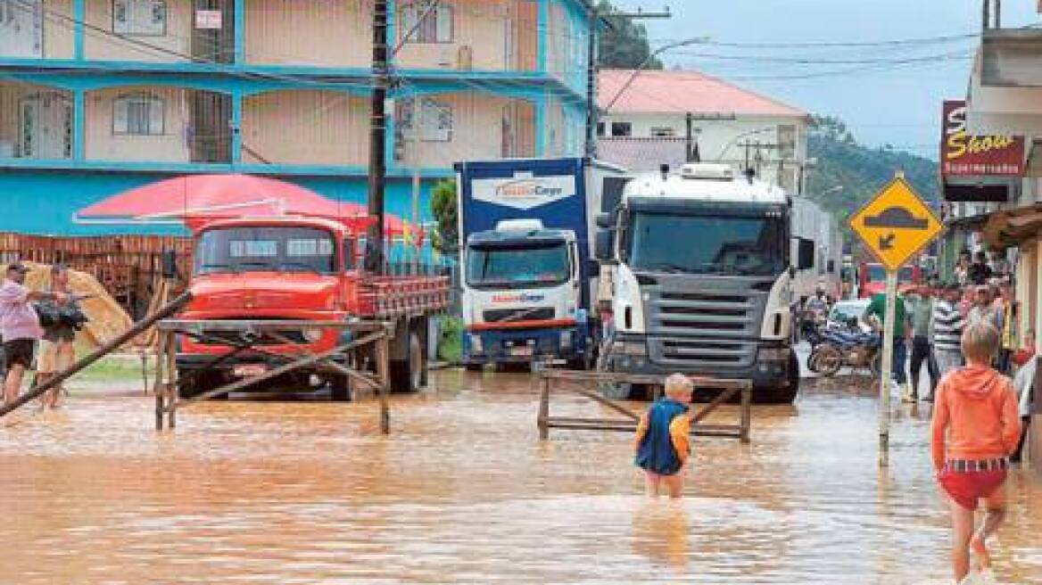 Βραζιλία: Τουλάχιστον 30 νεκροί από πλημμύρες και κατολισθήσεις 