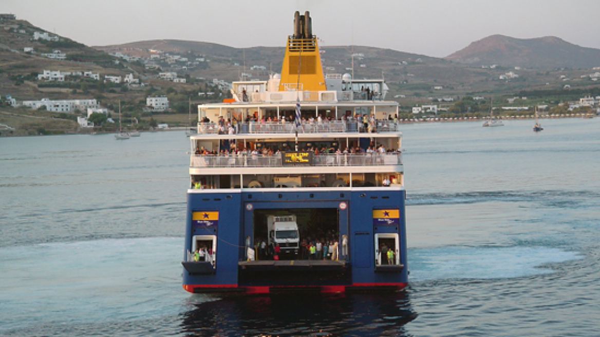 Βίντεο: Η... αποθέωση του Blue Star Paros στο λιμάνι της Σερίφου