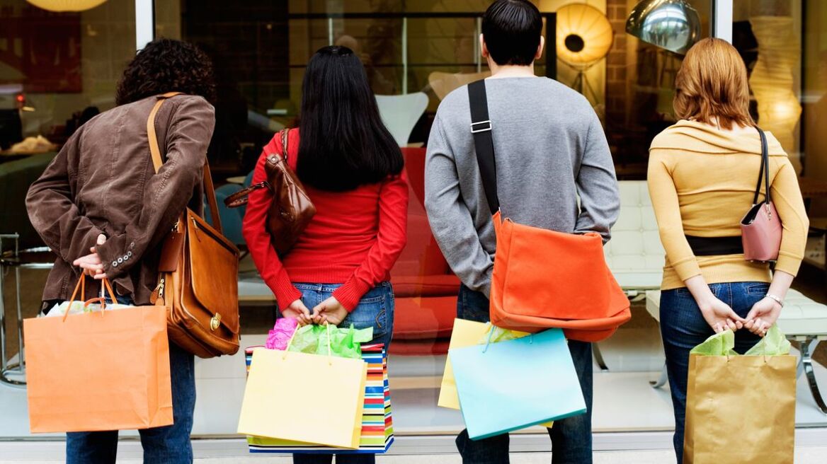 Και πάλι σε εορταστικούς ρυθμούς από σήμερα τα καταστήματα