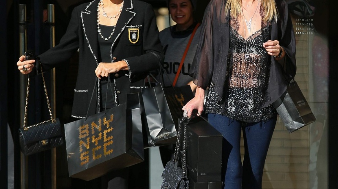 Paris και Nicky Hilton: «Σήκωσαν» το κατάστημα της Chanel