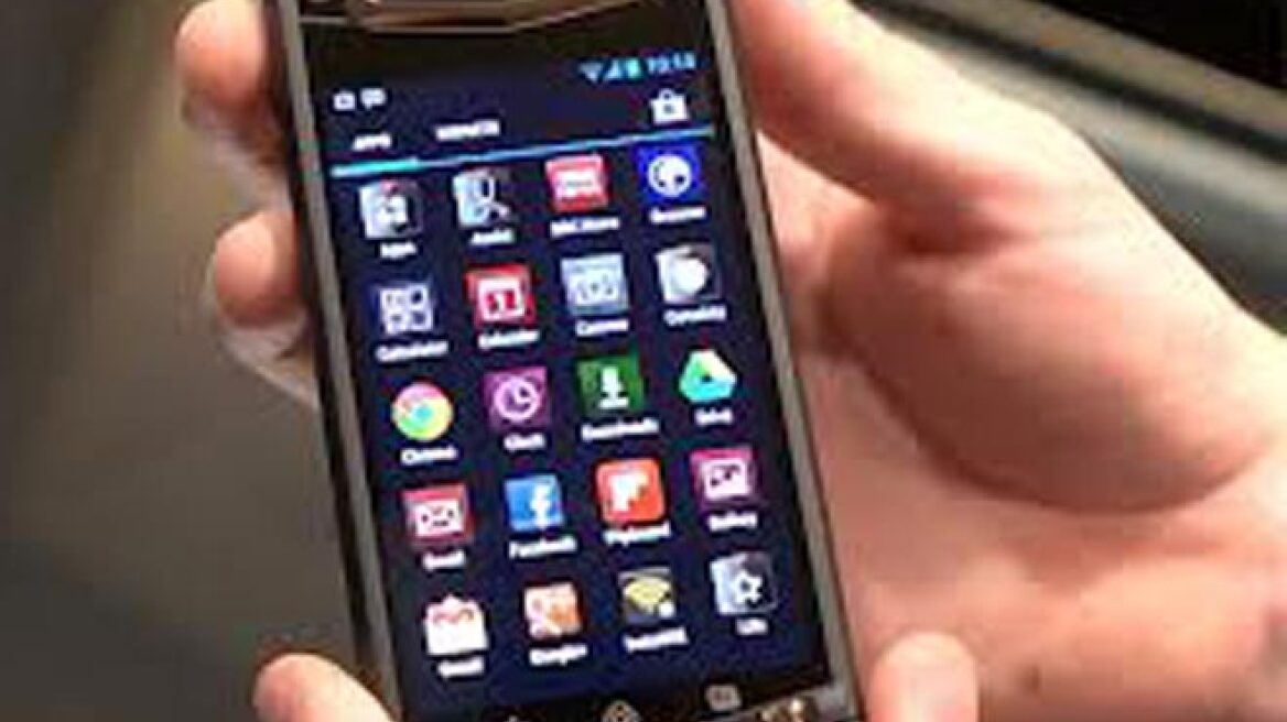 Υπόδειγμα τιμιότητας: Καθαρίστρια του δήμου Ηρακλείου βρήκε και παρέδωσε κινητό μεγάλης αξίας