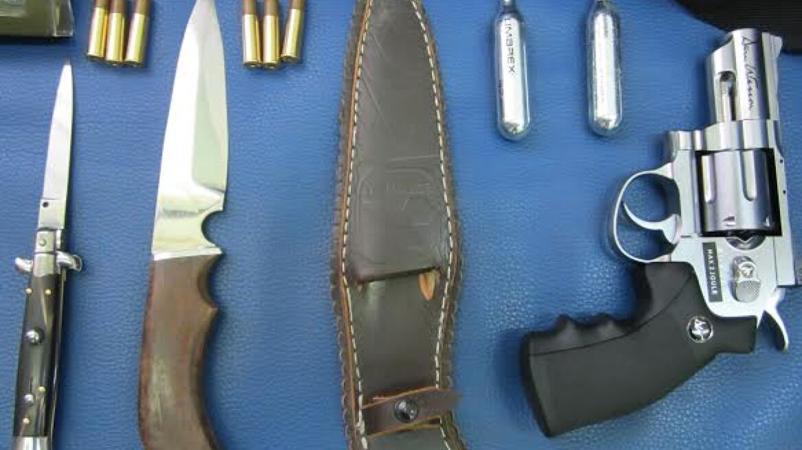 Πάτρα: Νεαρός κυκλοφορούσε και... οπλοφορούσε 