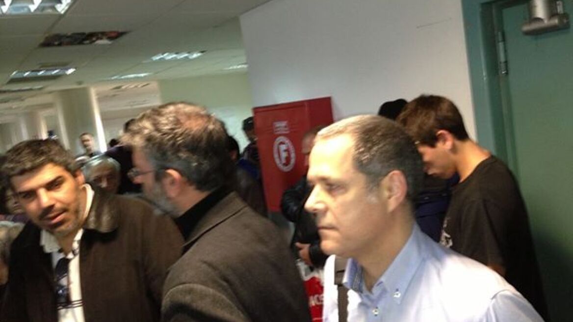 Και ο Τζήμερος κατέθεσε τις πινακίδες