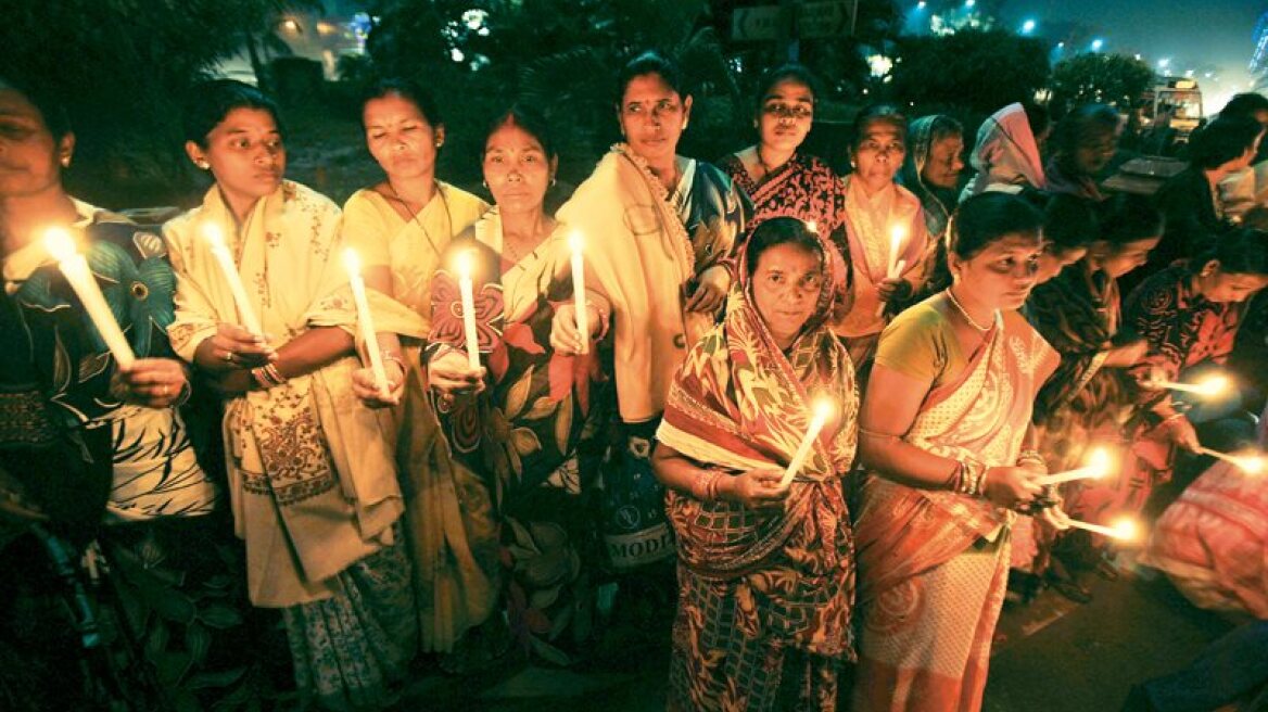 Καλκούτα: Διαδήλωση για την έφηβη που αυτοπυρπολήθηκε μετά τον ομαδικό βιασμό της και υπέκυψε