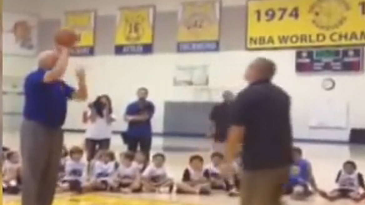 Ο 75χρονος Τζέρι Ουέστ δεν χάνει σουτ (Video)