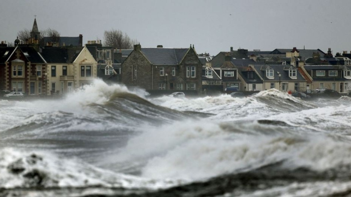 «Βούλιαξε» η Βρετανία από τις πλημμύρες 
