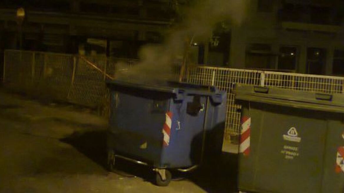 «Νέρωνες» πυρπόλησαν κάδους απορριμμάτων στην Καρδίτσα!