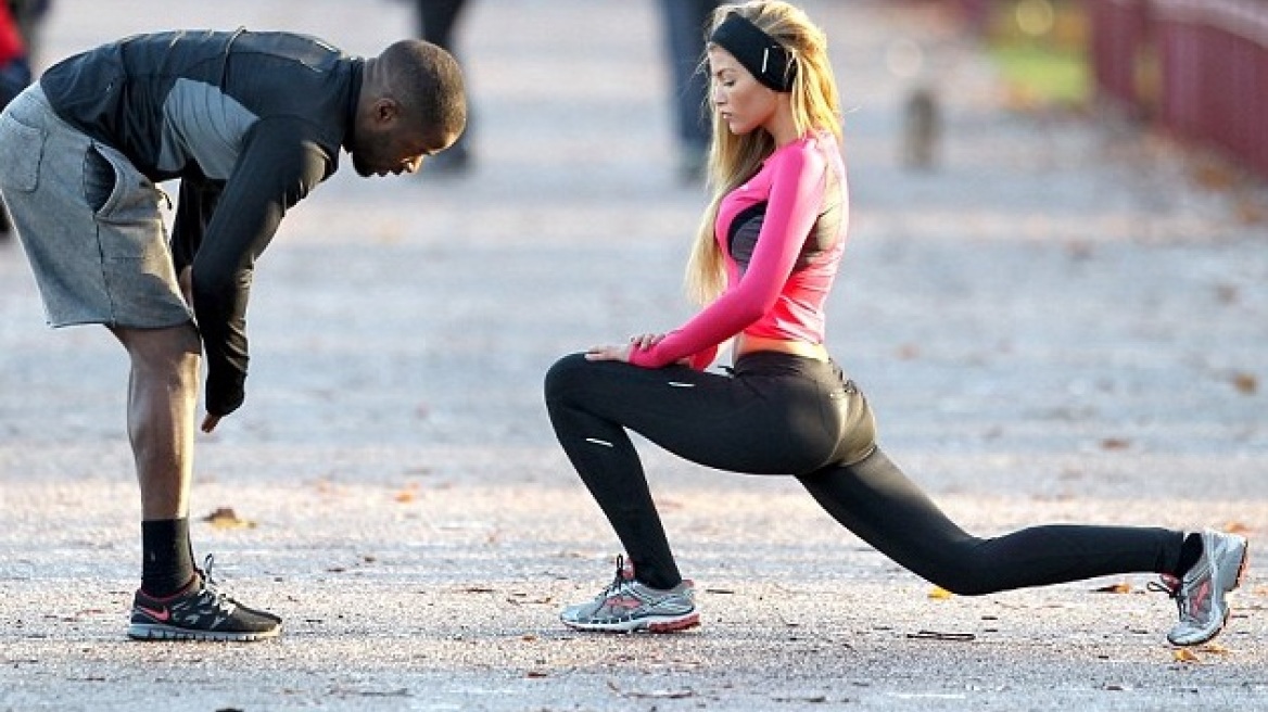 Amy Willerton: Κάνοντας γυμναστική σε πάρκο