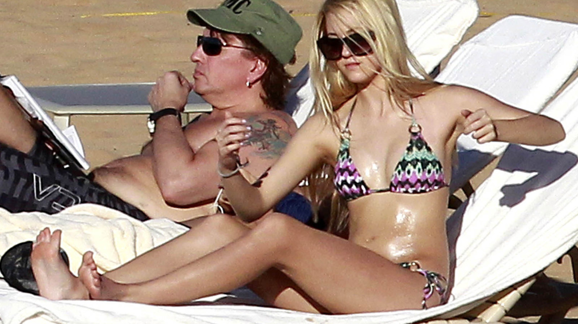 Ava Sambora: Πρωτοχρονιά στη Χαβάη