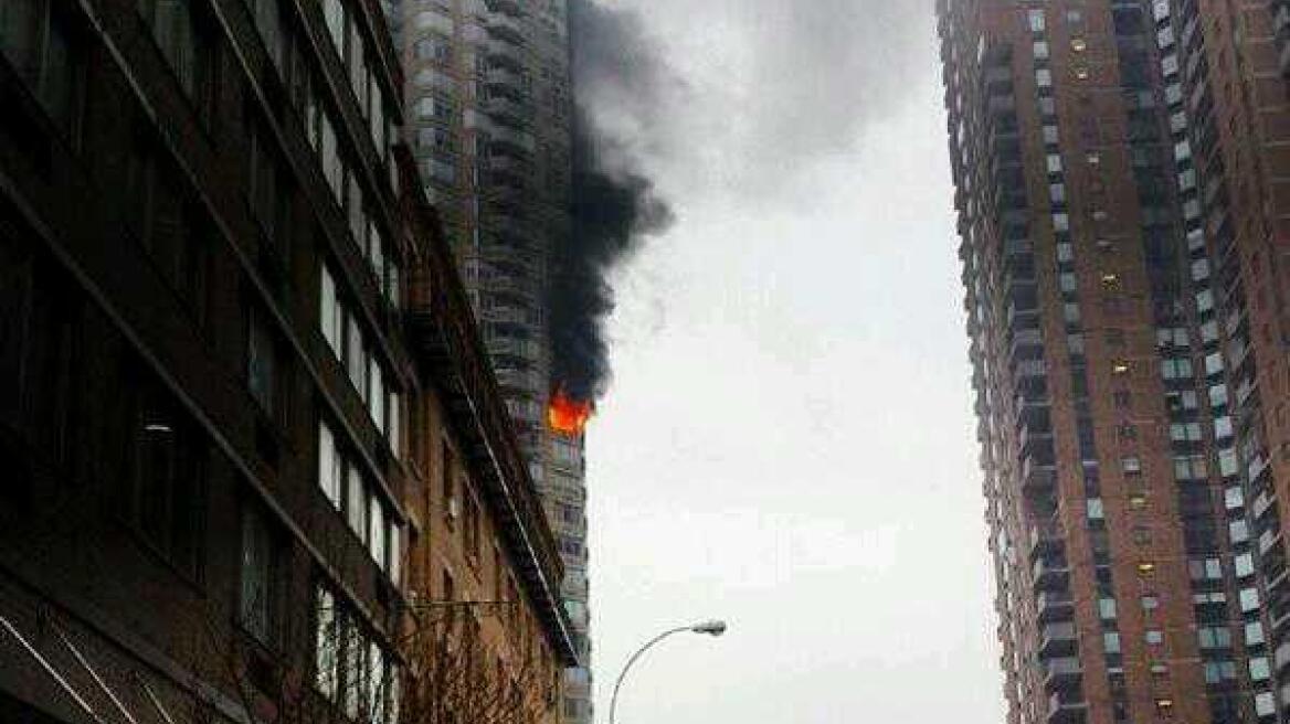 Νέα Υόρκη: Τέθηκε υπό έλεγχο μεγάλη φωτιά σε ουρανοξύστη