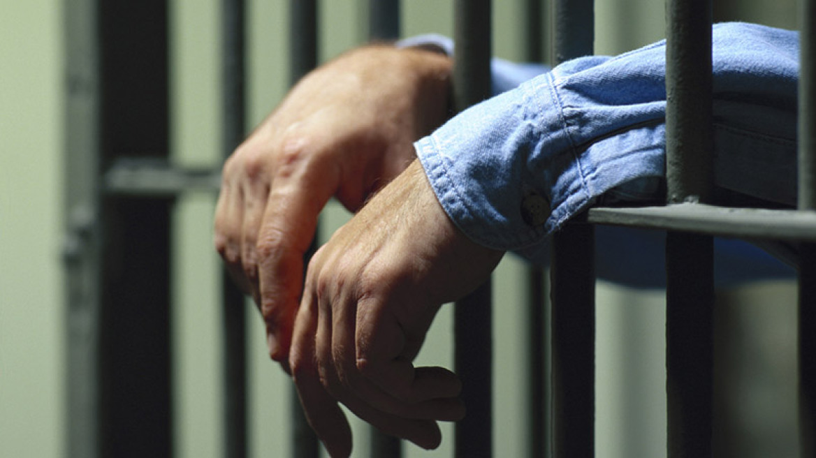 Έριξαν... ντόρτια και βρέθηκαν στα κρατητήρια!