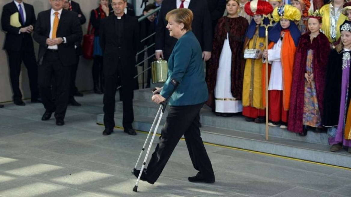 Δείτε πώς σχολιάζουν οι Γερμανοί το ατύχημα της Μέρκελ στο σκι