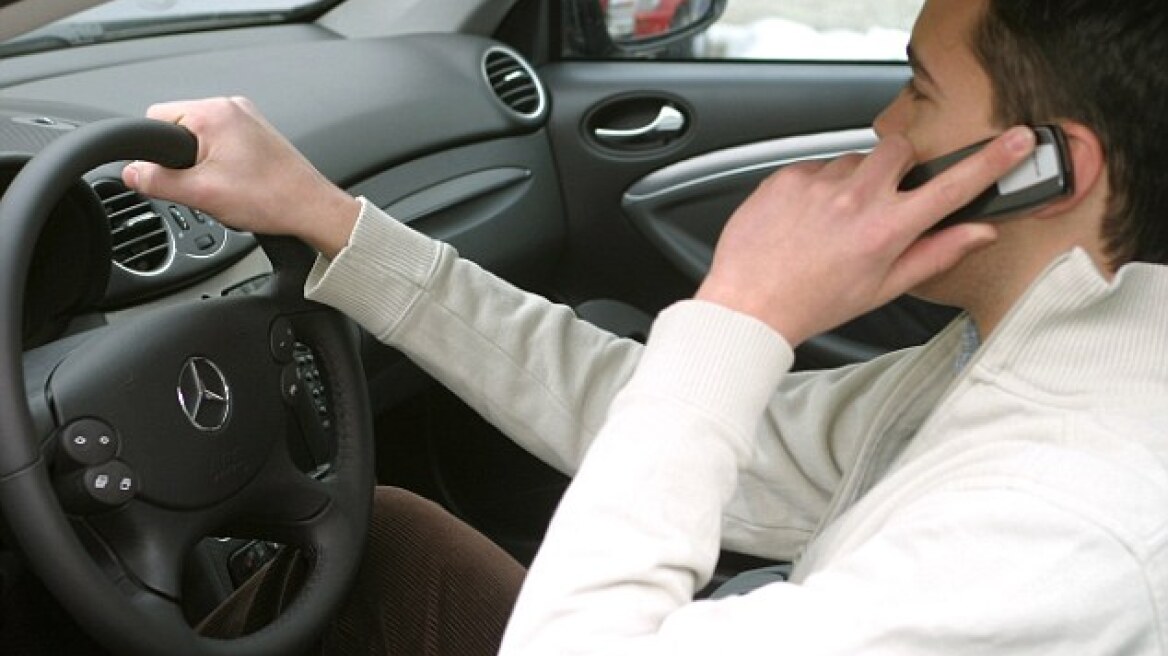 Επικίνδυνος ο συνδυασμός τιμόνι-κινητό-φαγητό