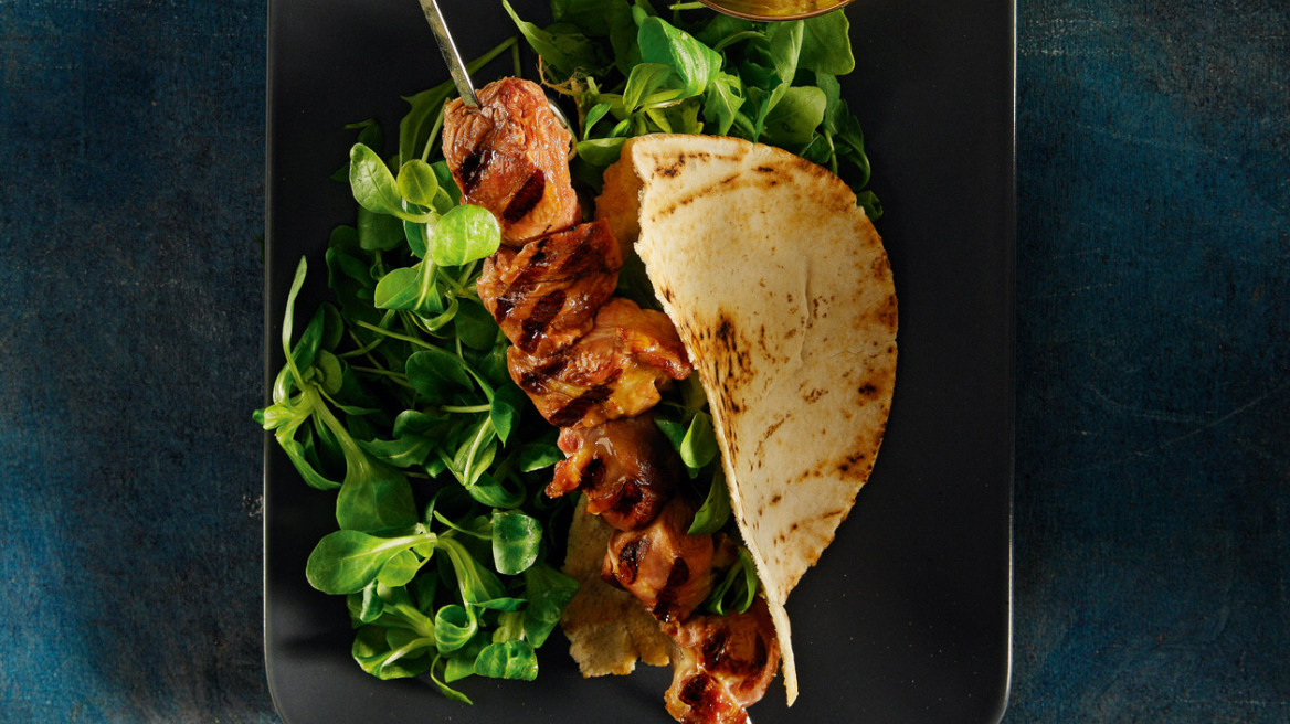 Αρνίσια σουβλάκια με ταχίνι και πορτοκάλι