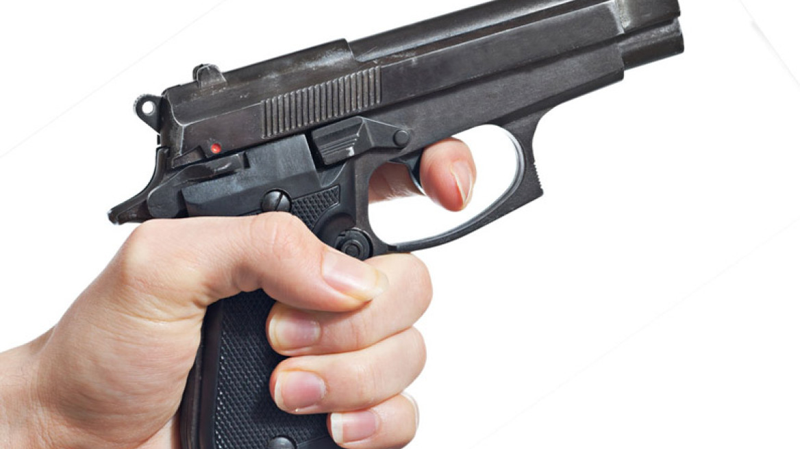 Γιόρταζε με μπαλωθιές και βρέθηκε με χειροπέδες