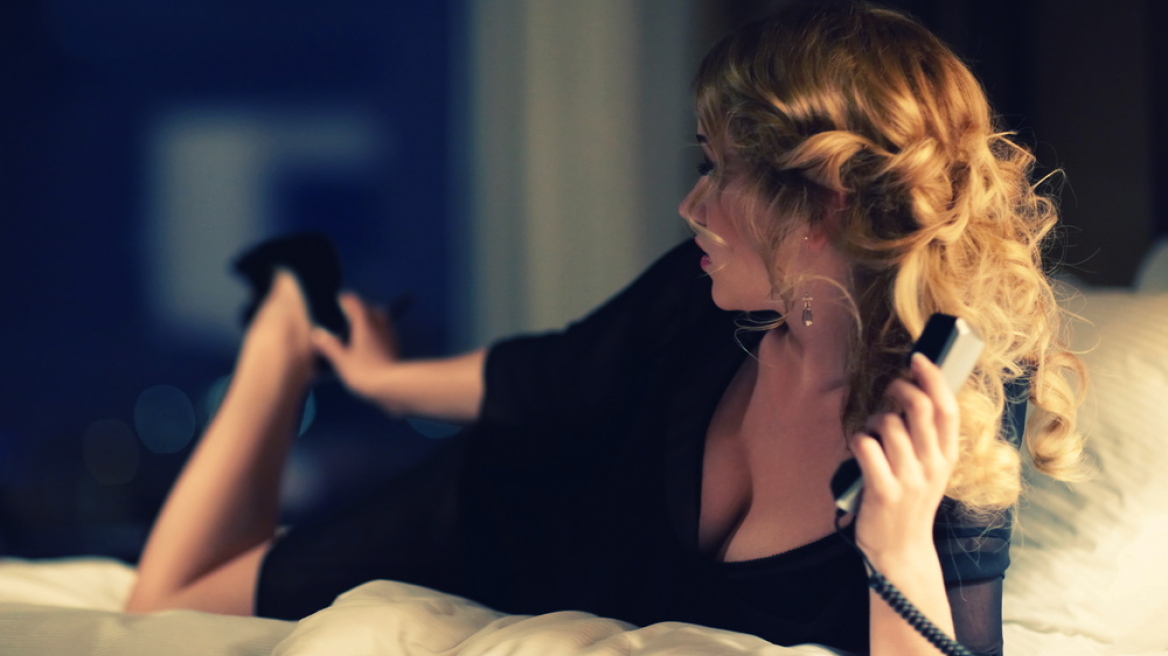 Τζούλια, μου ζητάει να κάνουμε τηλεφωνικό σεξ