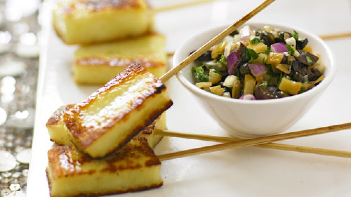 Σουβλάκια με χαλούμι, μαϊντανό και λεμονάτη salsa ελιάς