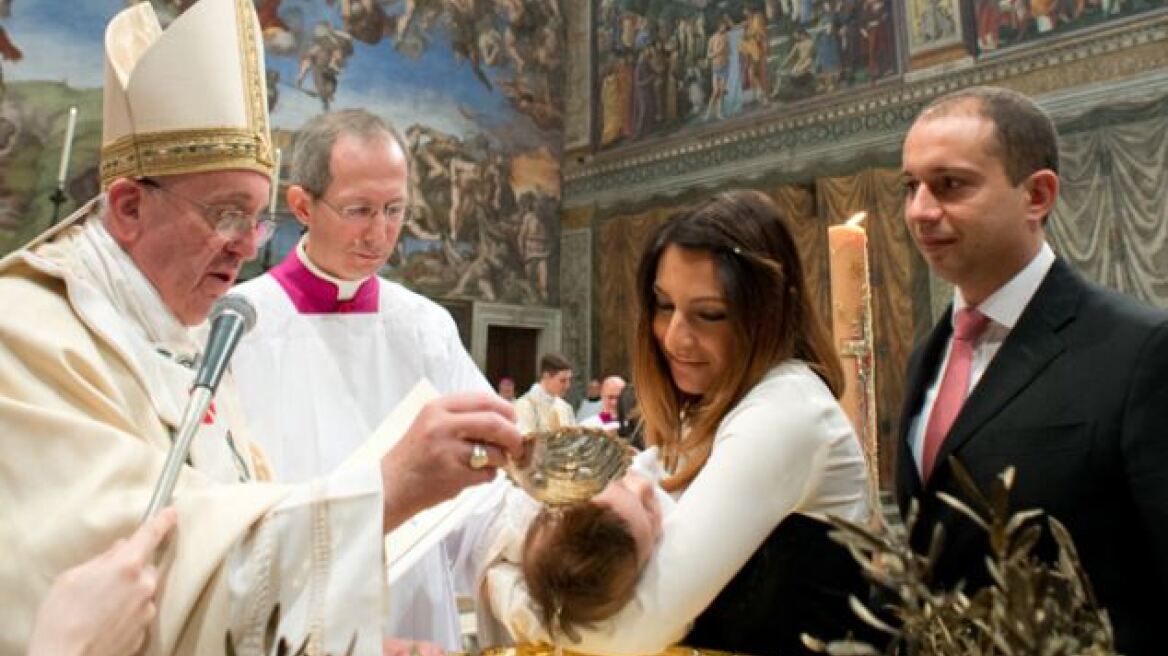 Μωρό εκτός γάμου βάφτισε ο Πάπας 