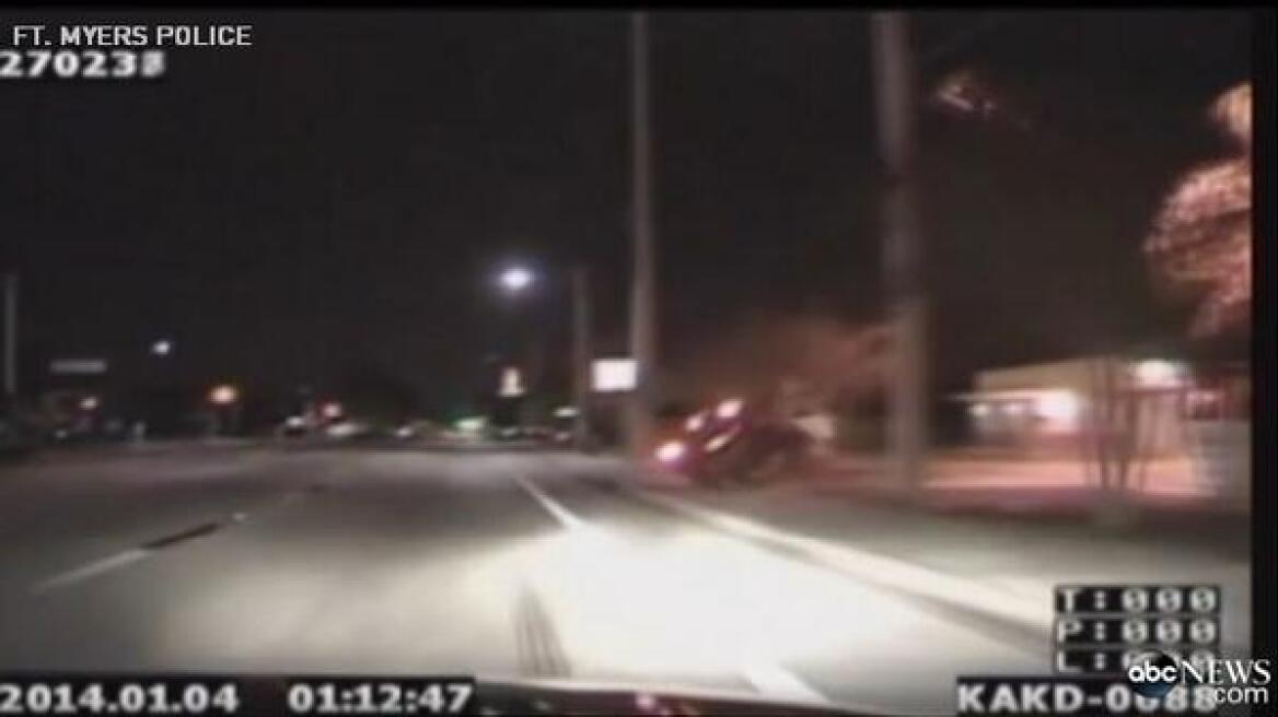 Βίντεο: Δείτε την κατάληξη αυτοκινήτου με οδηγό που στέλνει sms