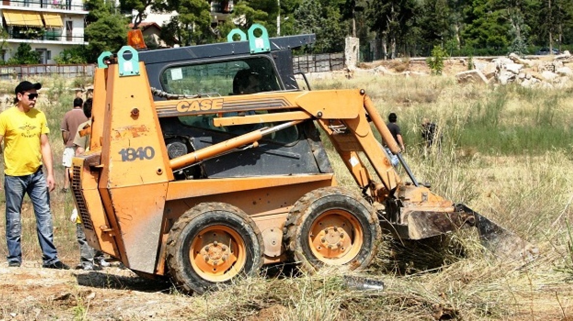 Μπήκε η πρώτη μπουλντόζα…