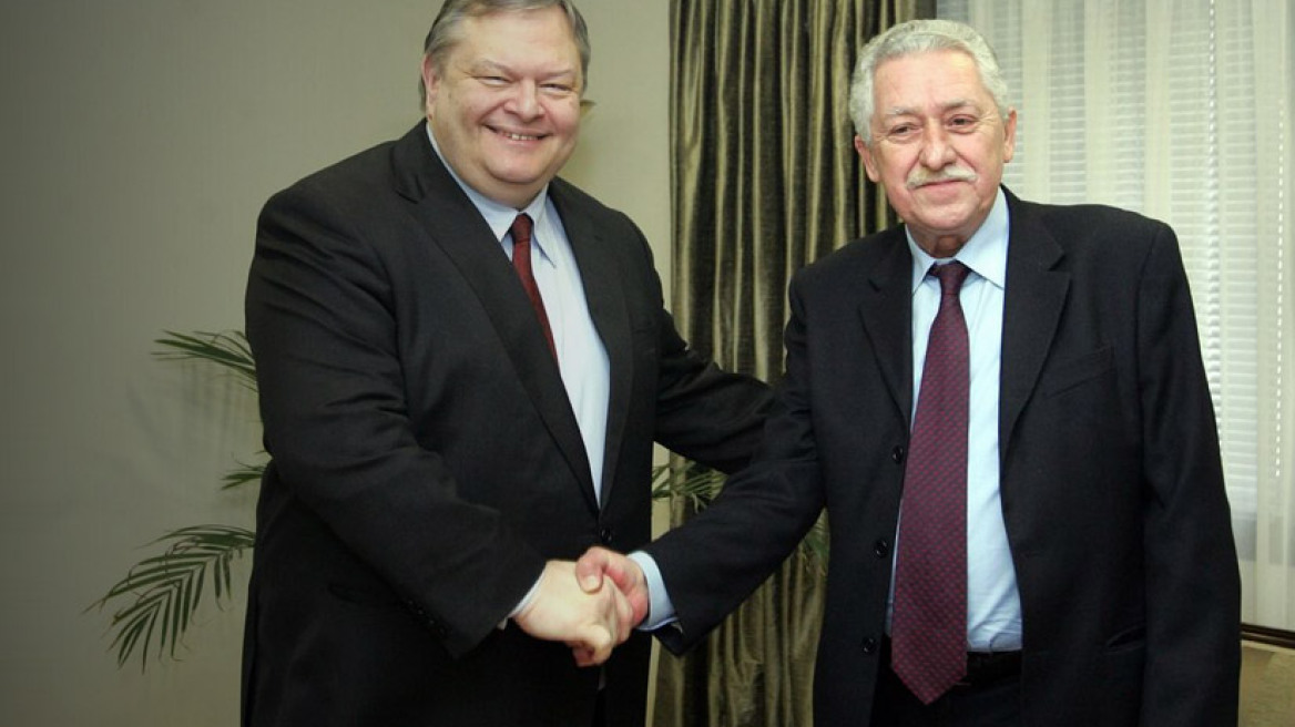 Βγήκαν τα μεγάλα μαχαίρια στην Κεντροαριστερά