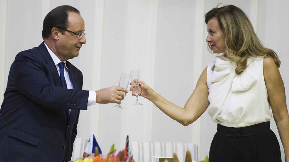 Γυαλιά καρφιά τα έκανε η Βαλερί στο γραφείο του Ολάντ