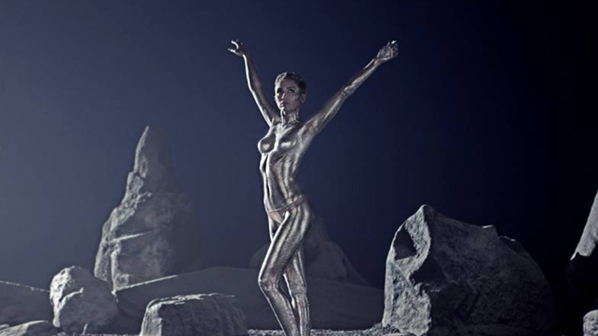 Γυμνή εξωγήινη η Miley Cyrus 