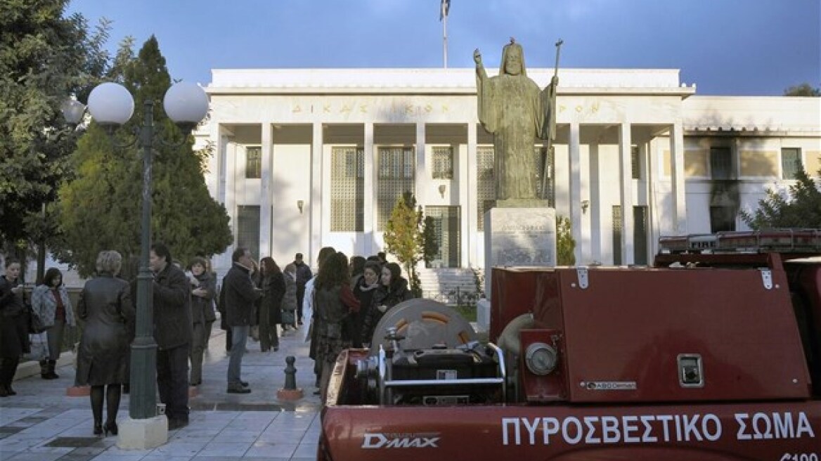 Απέχουν από τα καθήκοντά τους οι δικηγόροι της Κορίνθου