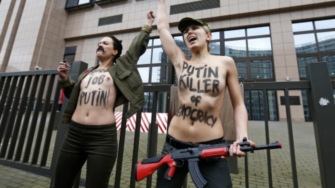 Οι Femen καταδιώκουν τον Πούτιν στις Βρυξέλες